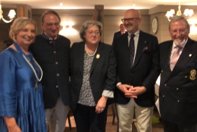 Passation de Pouvoirs de l’Inner Wheel Club Bruxelles Ouest entre Catherine Derine et Carine de Meeûs d’Argenteuil